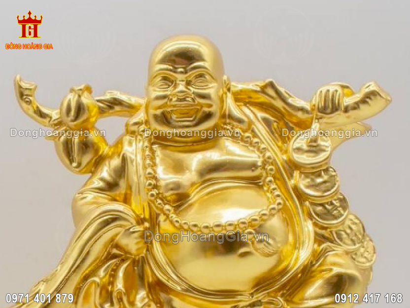 Từng đường nét trên pho tượng được chạm khắc tỉ mỉ và có thần